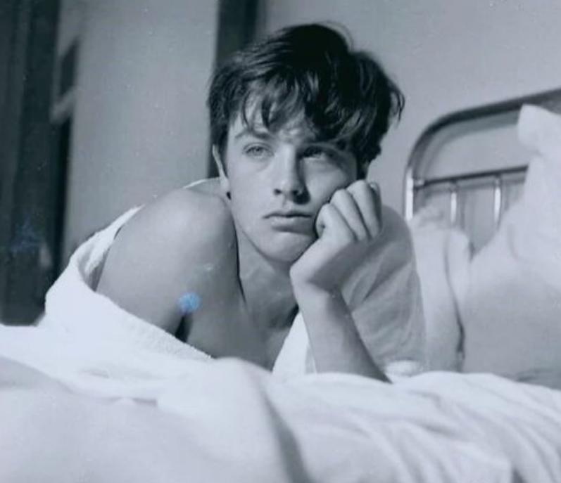 “法兰西太阳神”阿兰德龙:帅得惊为天人,一生靠脸吃饭男女通吃