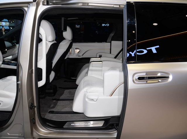 丰田终于“妥协了”！曾加价4万，如今降到21万，长近5米2喝92油