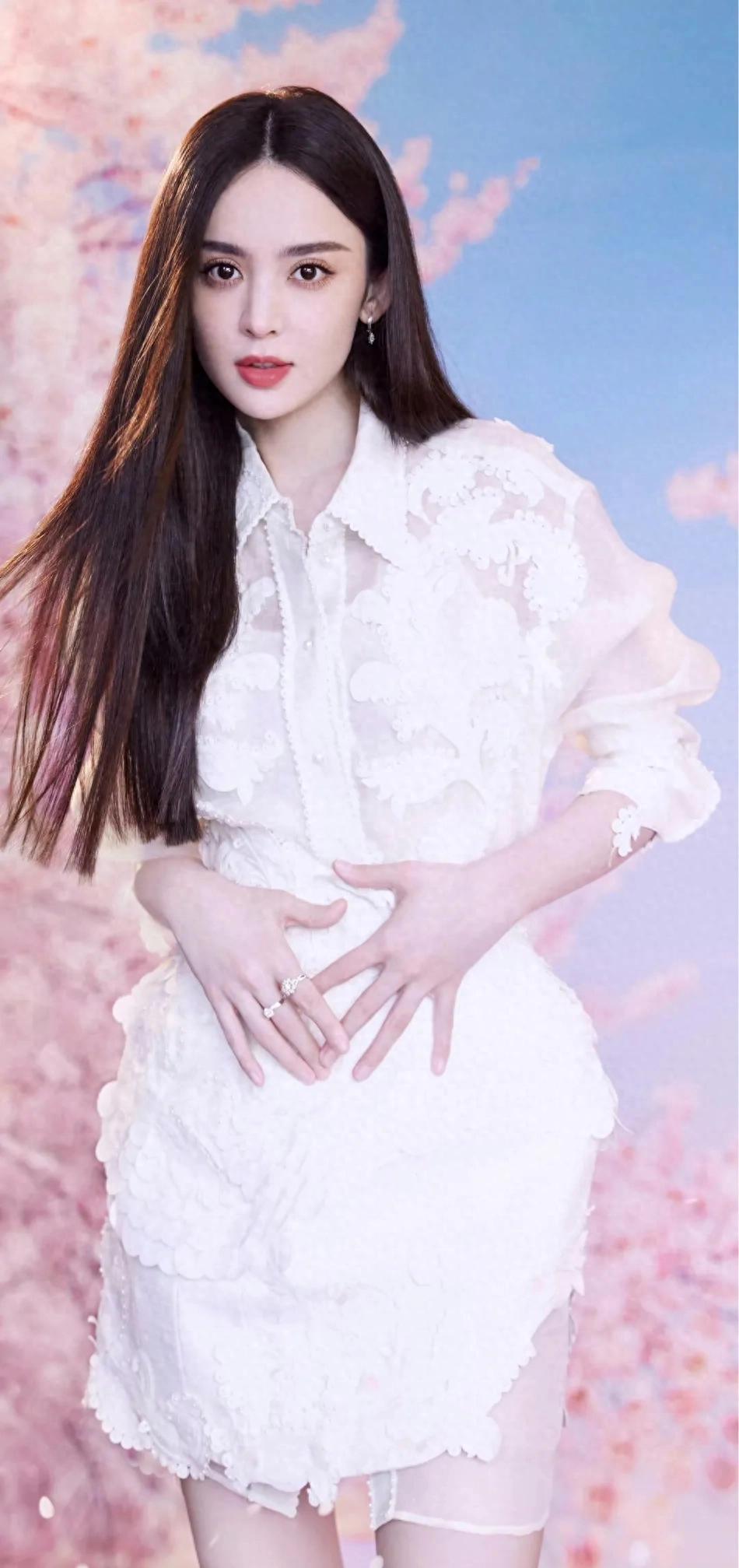 古力娜扎，白色蕾丝裙写真