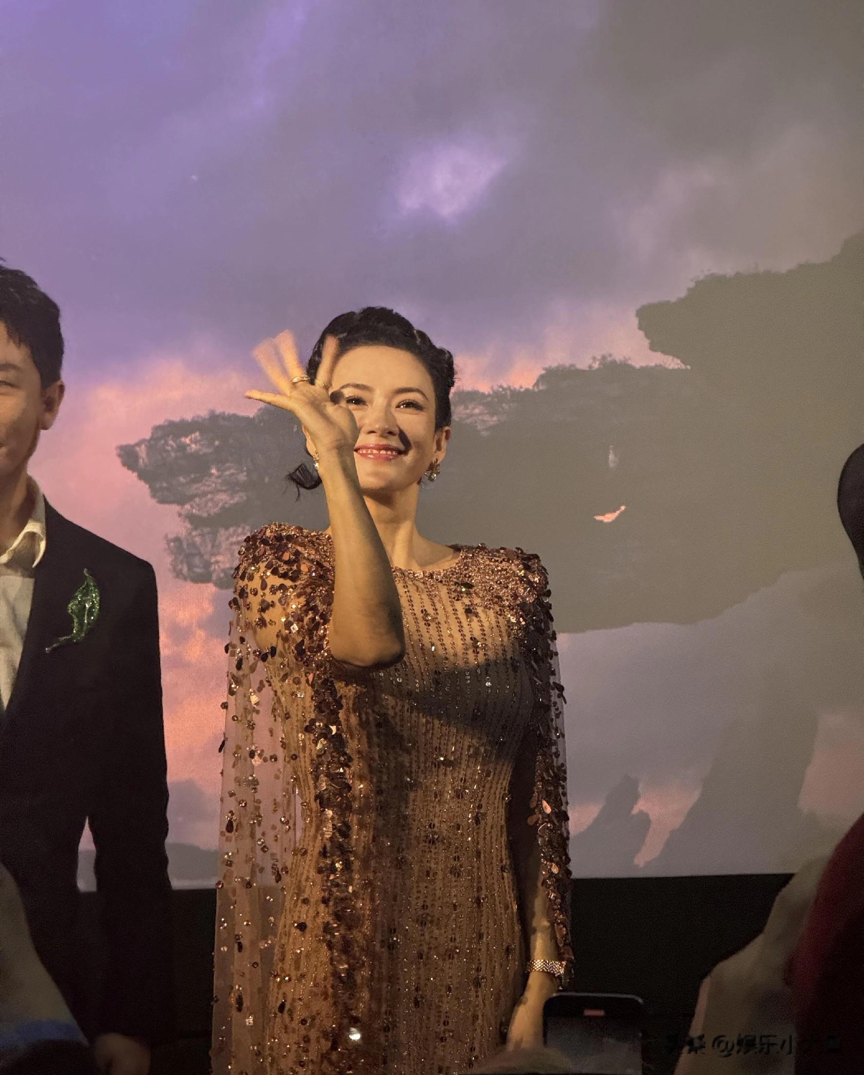 章子怡出席《阿凡达3》首映礼，穿粉色亮片礼服，与导演握手合影