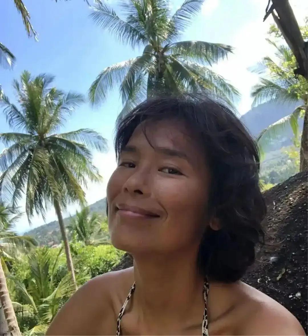 韦唯和小儿子到新疆旅游,27岁韦紫湦身高1.9米,混血长相很帅气