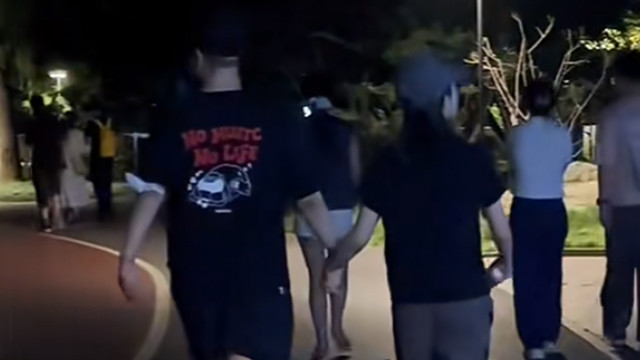 马頔和李纯牵手逛公园，180高个看着也不胖腿好细，真不算高攀