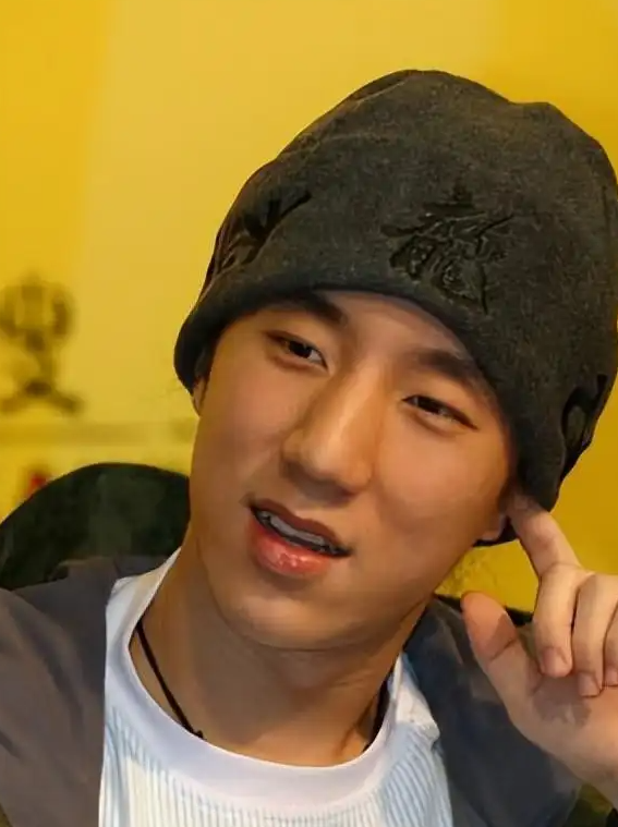 房祖名出狱后韩国近照曝光！他剃了寸头，最爱的女人早已是人妻