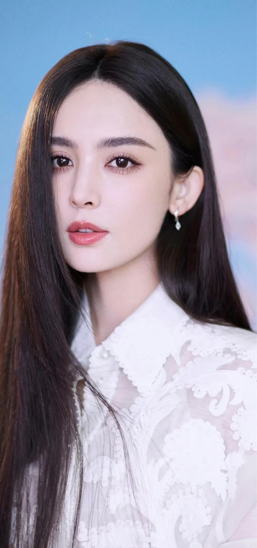 古力娜扎，白色蕾丝裙写真