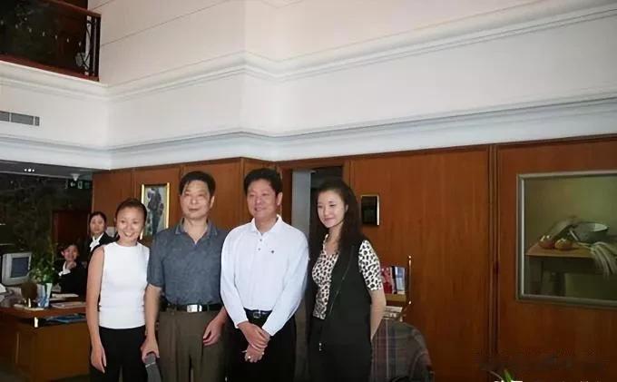 58岁宋祖英生活曝光：北京安家，体态富态且容颜依旧