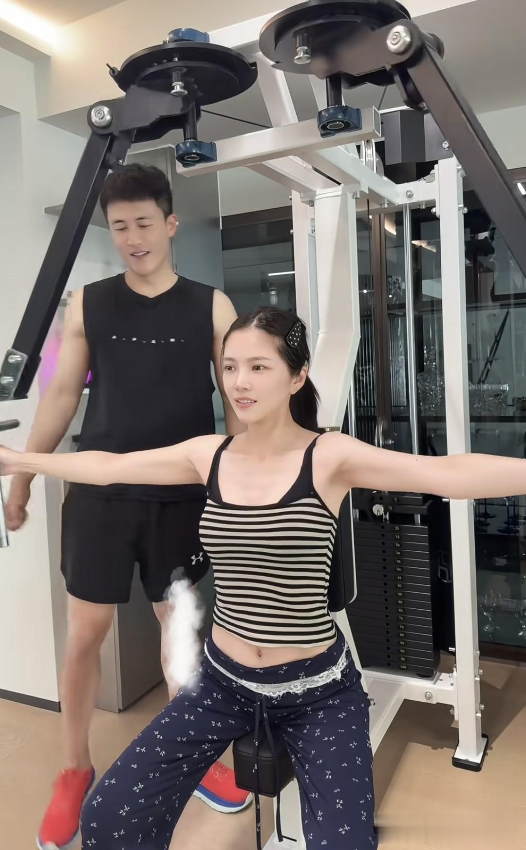 杜淳老婆晒衣帽间，几十条牛仔裤，帽子首饰一堆像批发，太能买了