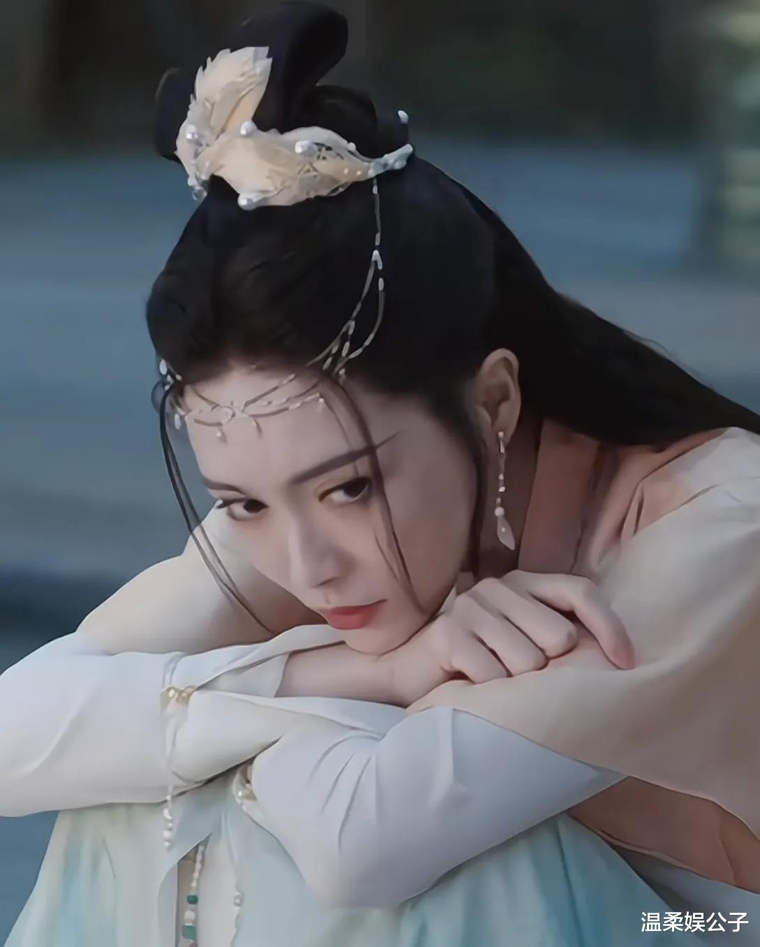 面相全变了！再看42岁唐嫣和38岁杨幂，才明白两人\差别\在哪