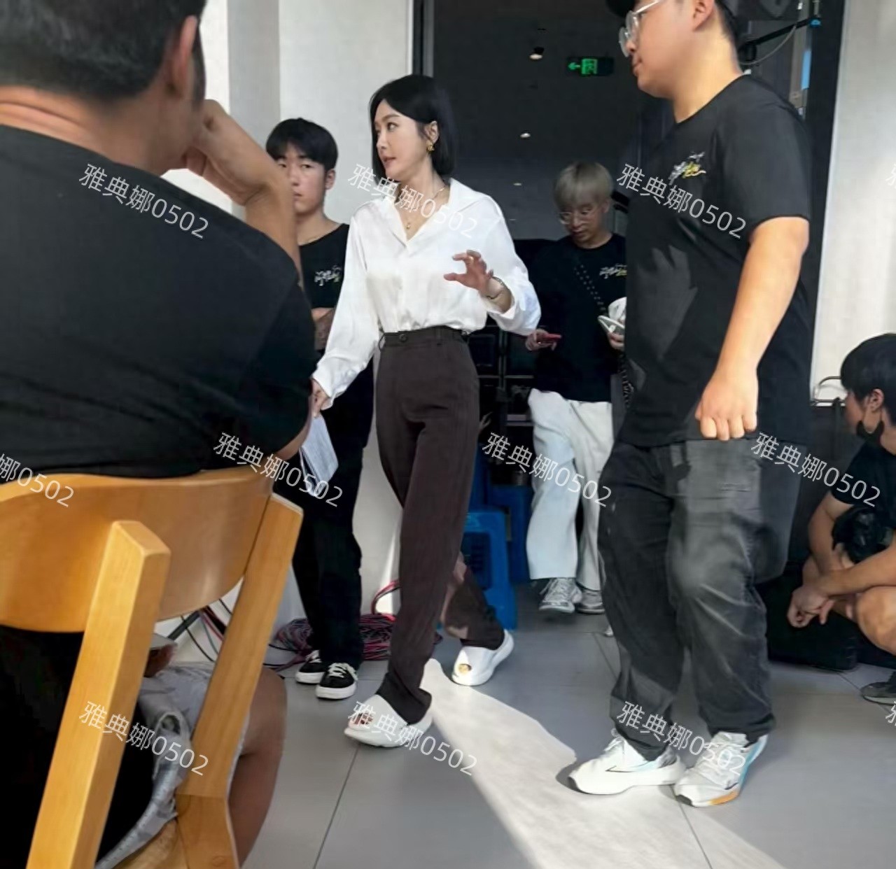 宁波偶遇秦岚拍戏，46岁的她 个子不高腿却很长，漂亮知性短发干练