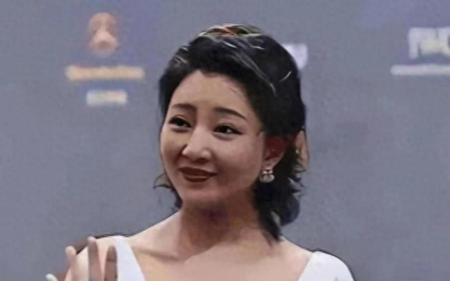 事实证明，46岁离开富豪找素人男友的殷桃，也开始走“下坡路”了