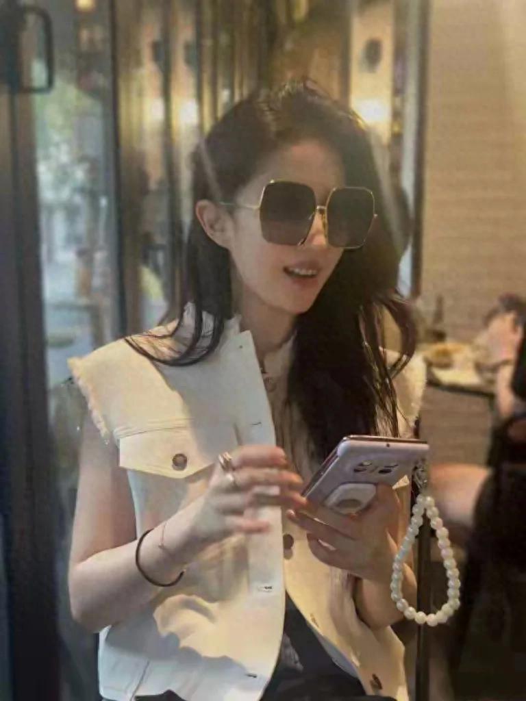 刘亦菲现身成都松弛感拉满