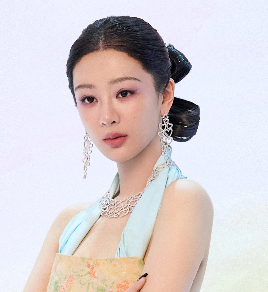 杨紫最新杂志全露额头比《国色芳华》美，发际线做得太成功了