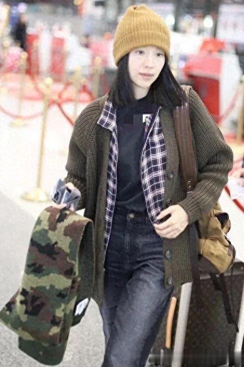 董洁的机场私服才叫时髦!针织外套+格纹衬衫+牛仔裤,减龄又高级
