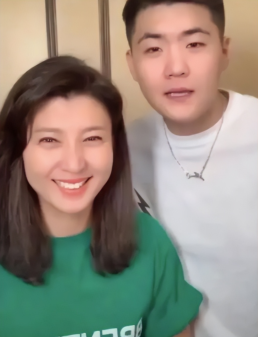 脸疼不疼？人民网彻查后，闫学晶首现身再传噩耗，这回真洗不白了