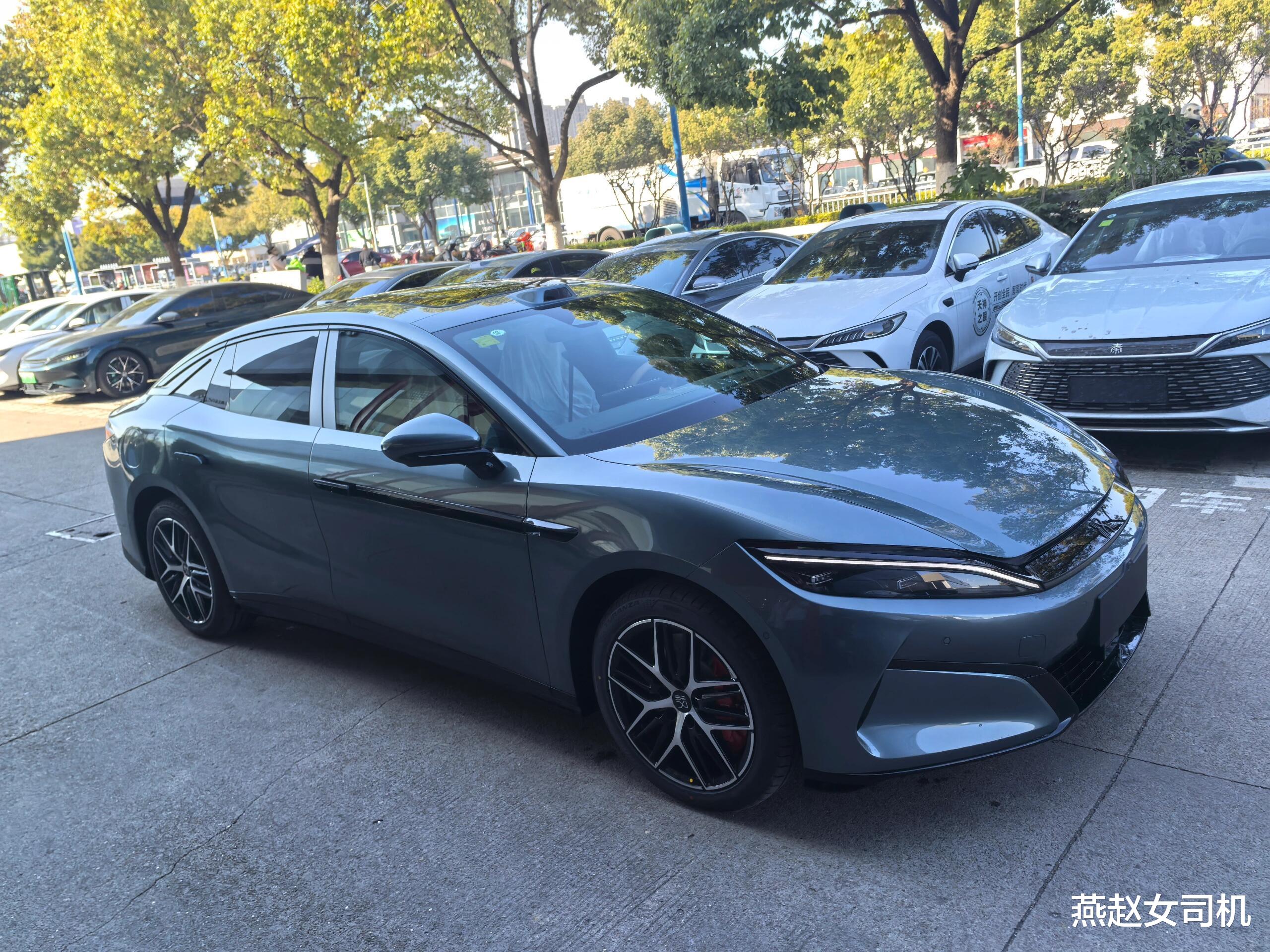 比亚迪汉L实车到店，长超5米+冰箱，配1102马力+兆瓦闪充
