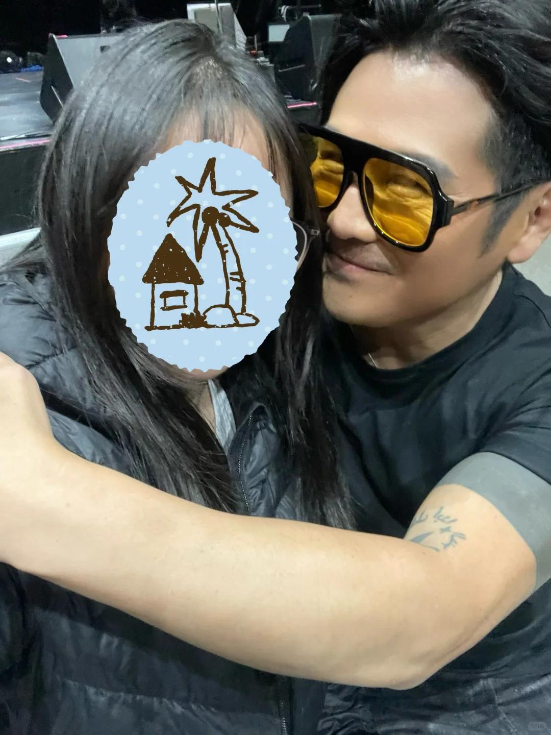 46岁曹格演唱会“尺度大”,与女粉丝十指紧扣、还亲吻合影引争议