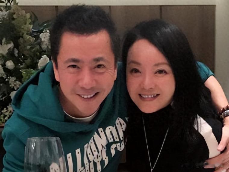 娱圈大佬现状被曝,欠债6亿,住进小院稀拉显破败,妻子带货还账