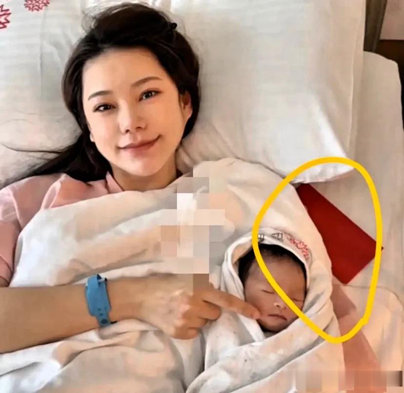 汪小菲大方晒娃，三胎儿子五官立体很帅气，马筱梅产后气色好