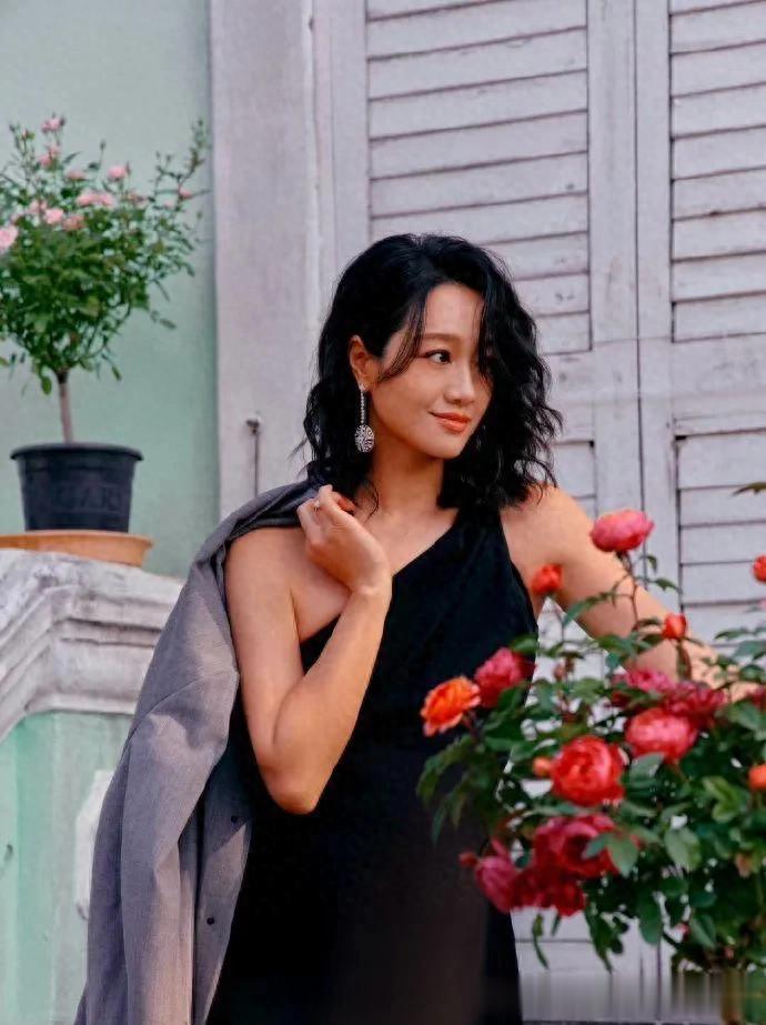 朱丹烫了微卷短发气质大变！穿灰色西装+斜肩裙，高级又洋气！