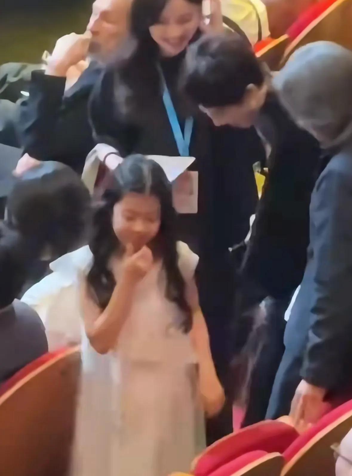 章子怡带女儿看酱园弄首映！ 10 岁醒醒穿公主裙好美，母女互动有爱