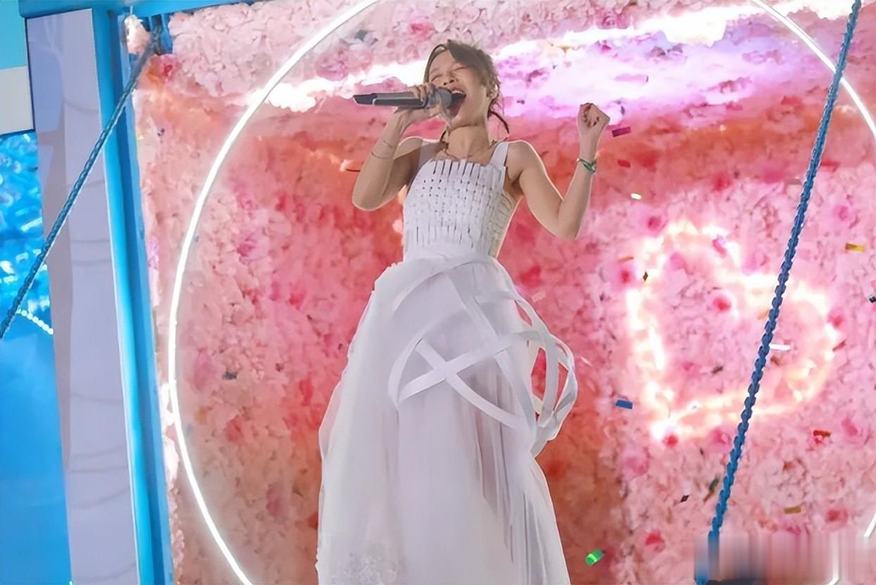 36岁最惨超女现状曝光，已生子，住5㎡三室一厅，被300万人羡慕