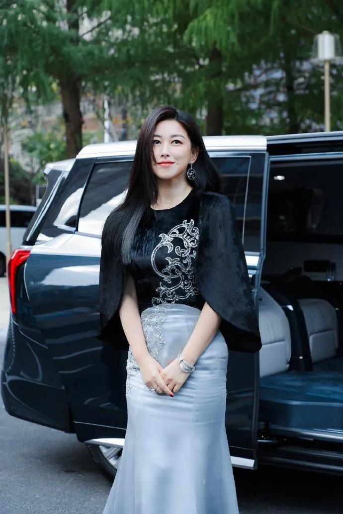 41岁朱珠陪老公女儿吃涮羊肉，不开豪车骑车去，裙子太长引发热议