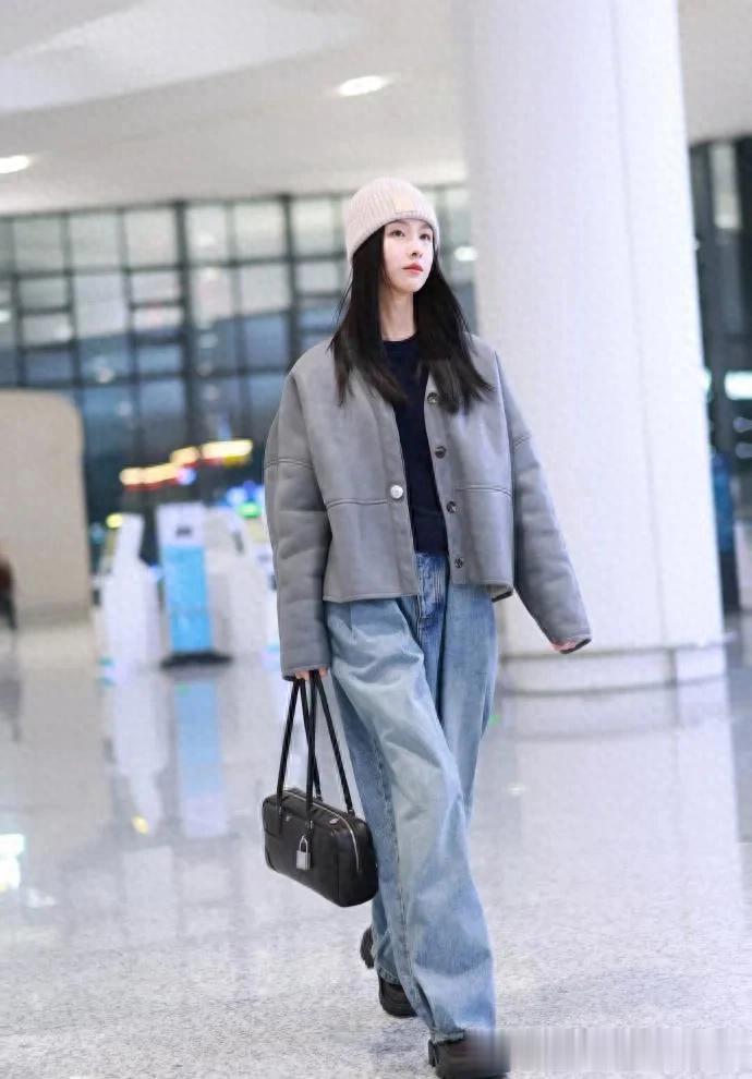 陈都灵淡妆也惊艳，灰色毛绒外套搭直筒牛仔裤，干净气质扑面而来