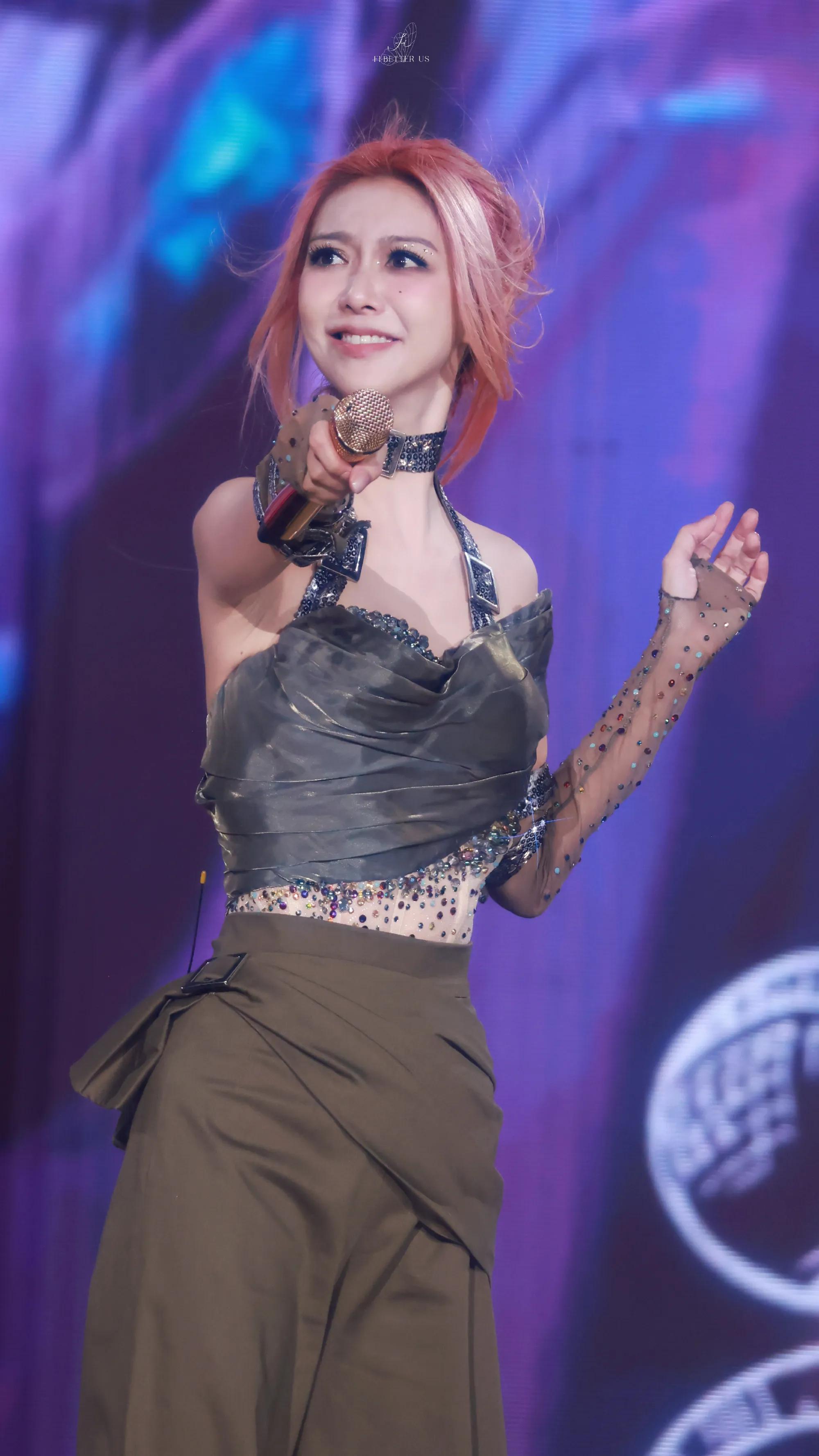 薛凯琪演唱会又放飞自我了，真会穿啊我的姐，迷死人