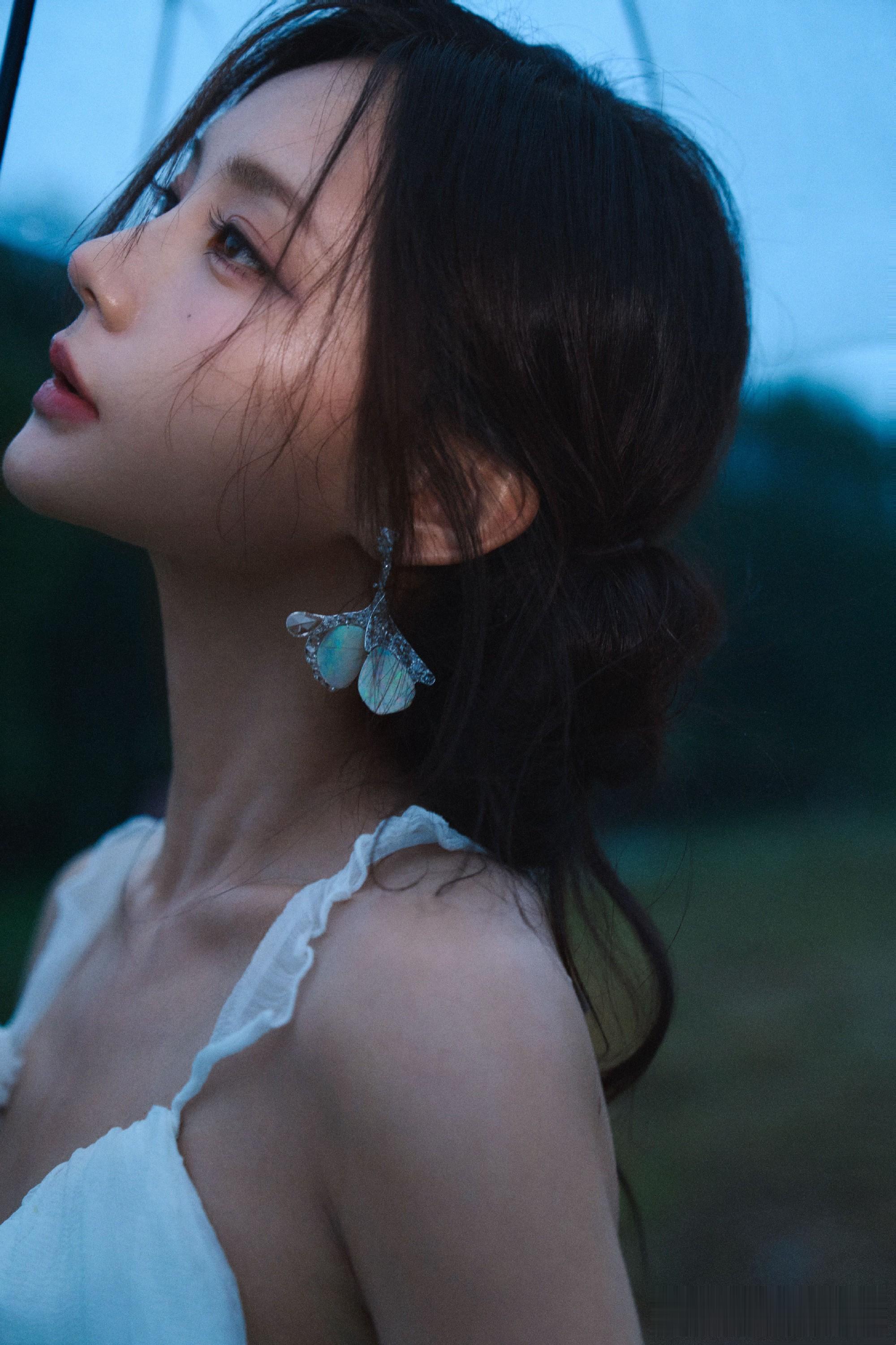 李一桐雨中白裙大片:氛围感拉满的雨夜缪斯