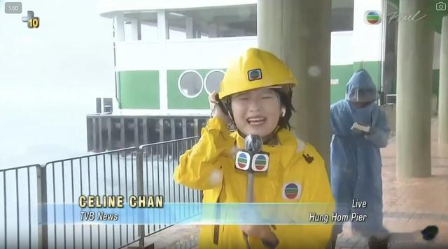 TVB新闻小花暴风雨中微笑报道获赞 网友:新一个新闻女神
