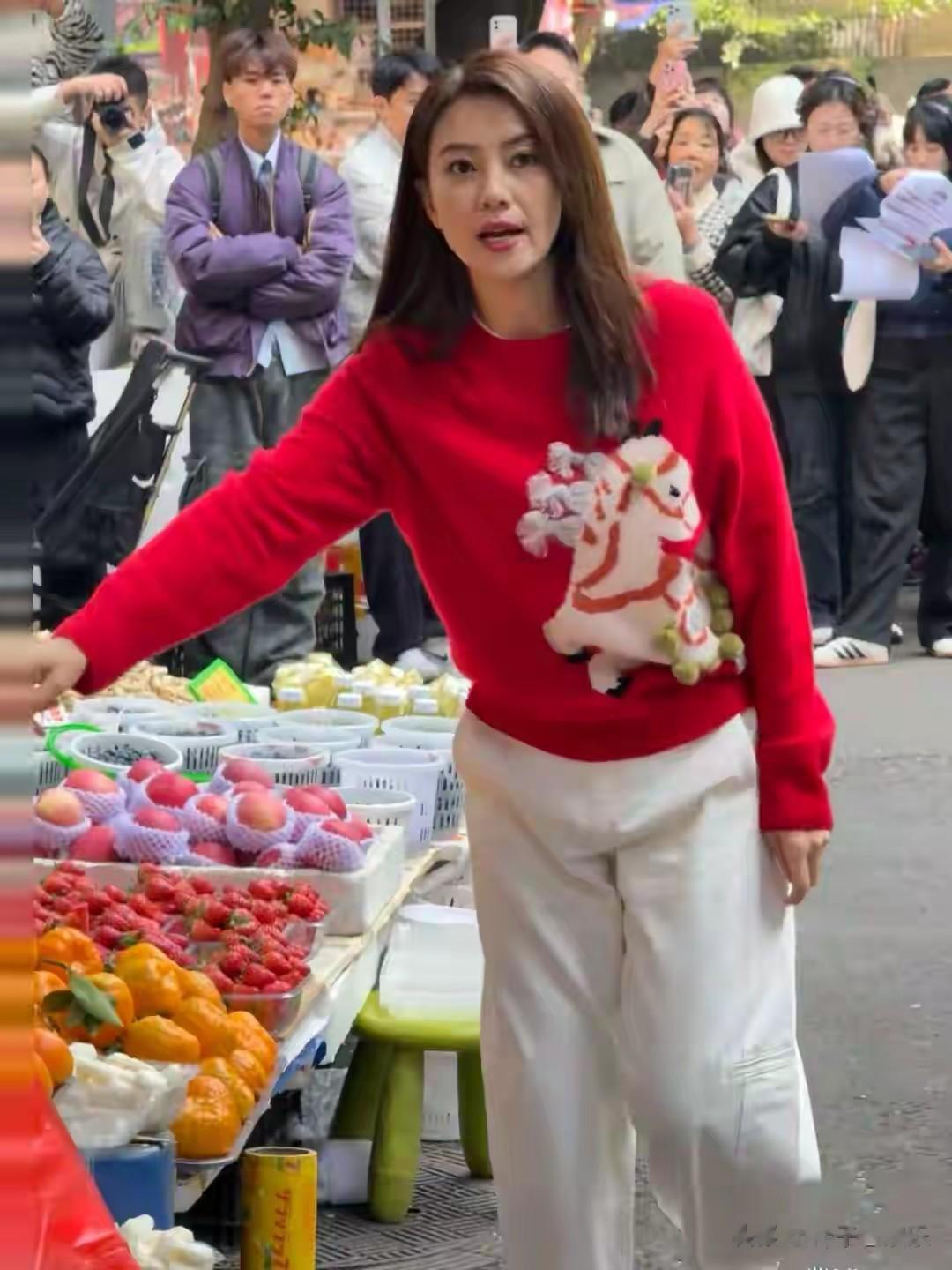 成都街头惊现高圆圆！45岁女神出街，状态惊艳引网友直呼不老传说