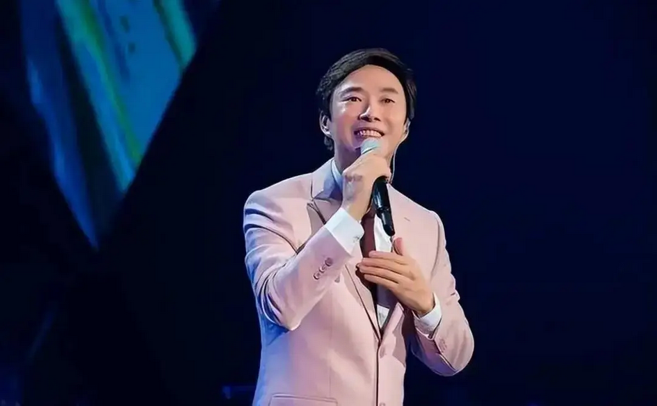 成龙扶墙走，周星驰消瘦，李连杰憔悴，64岁的他看着却像30岁