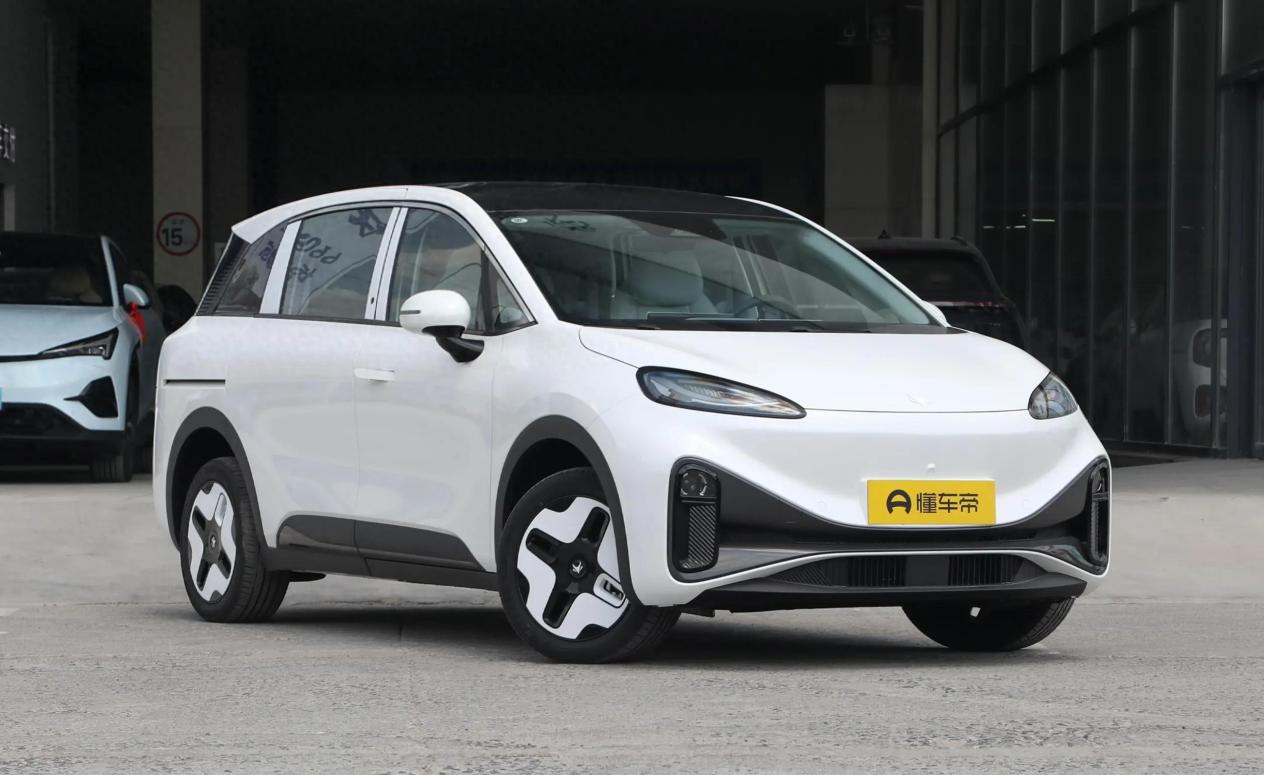 北汽极狐考拉S，纯电动SUV，大五座布局，售价10.98万元起