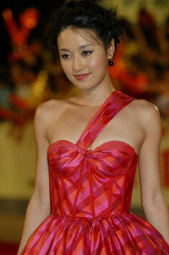 单肩红裙下的女神！马伊琍年轻时完美身材震撼红毯，堪比天使！