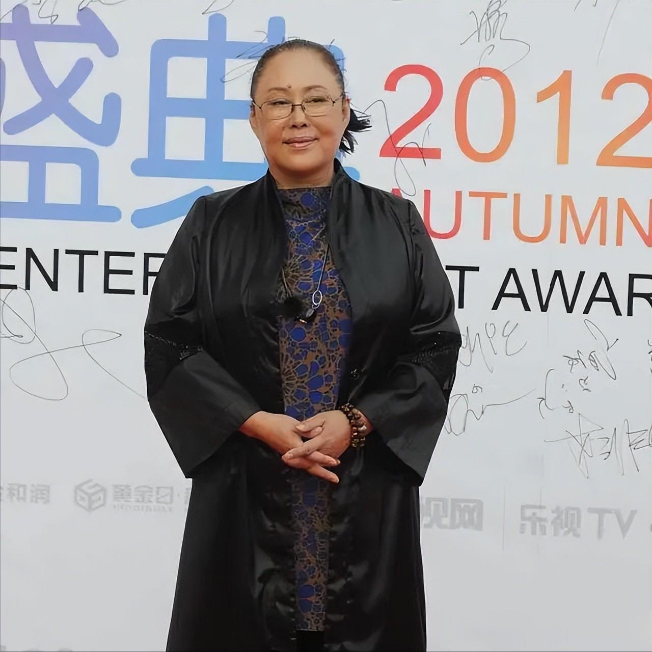 瑞士老公去世后，76岁斯琴高娃变得“面目全非” 近照年轻到认不出