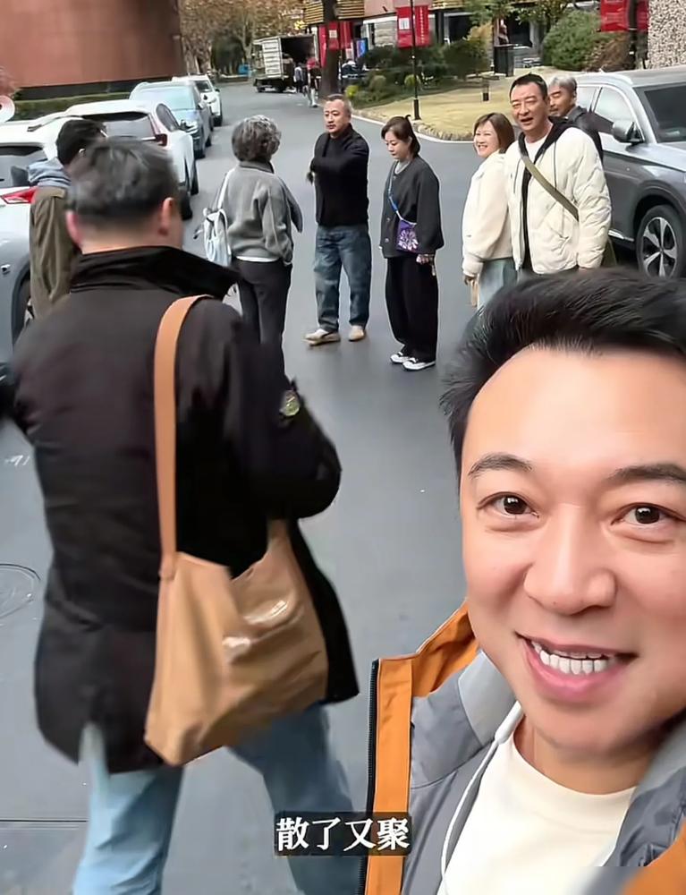 任程伟携妻子参加同学聚会，55岁黄蕾头发全白，和老公不像同辈人