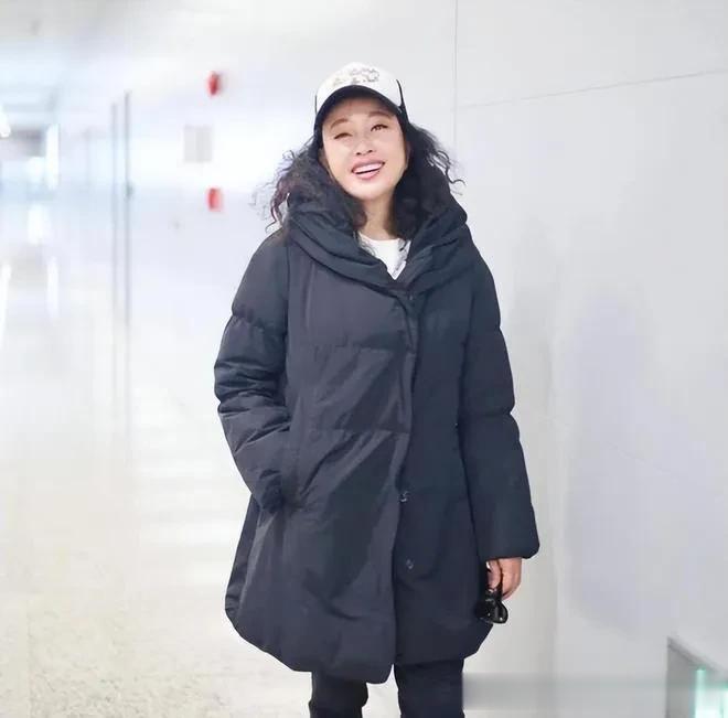 刘晓庆烫羊毛卷年轻30岁！穿中长款羽绒服+棒球帽，时髦又洋气！