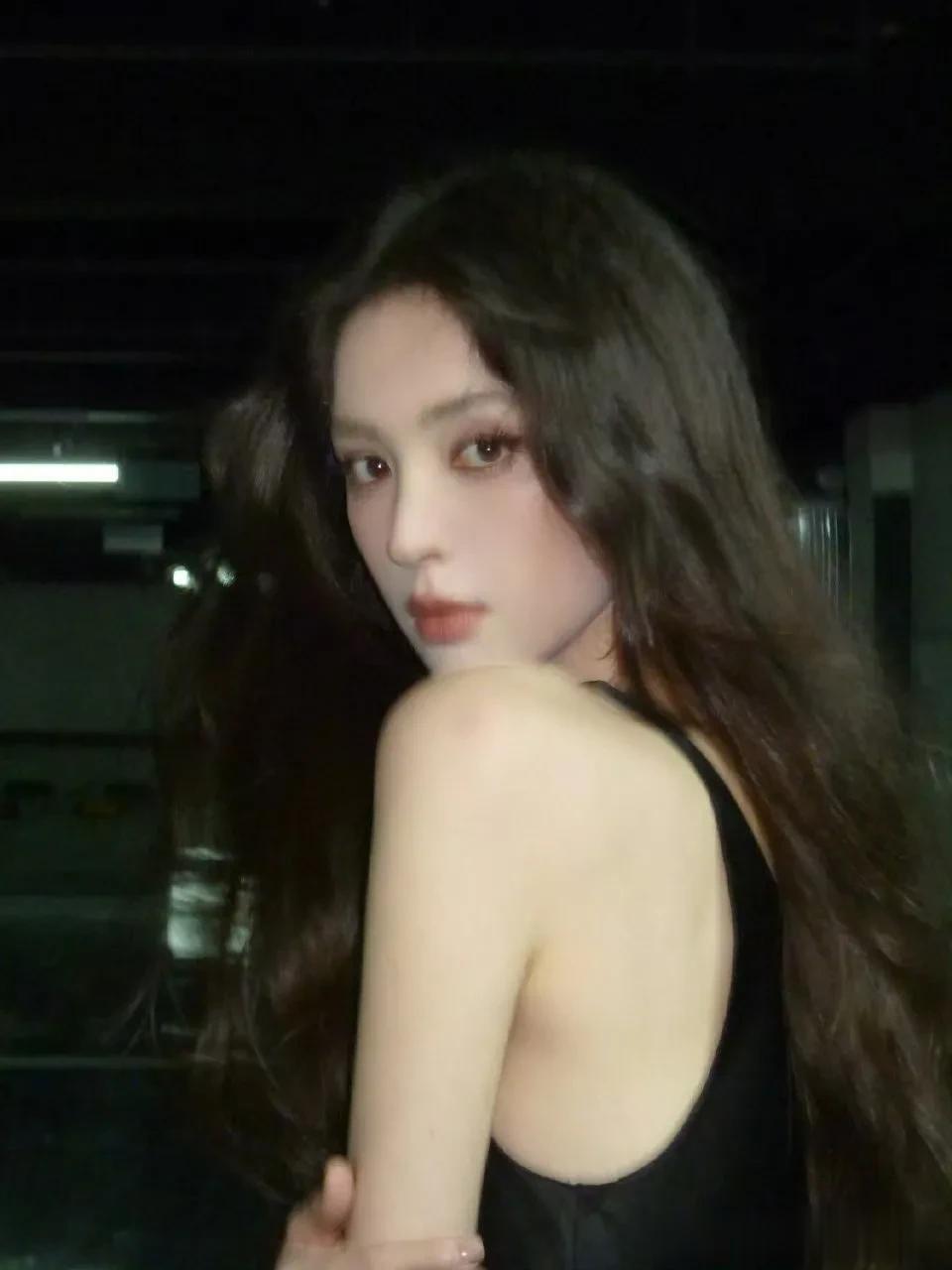 娜扎造型简约却美得不简单，神性悲悯又疏离的顶级美人