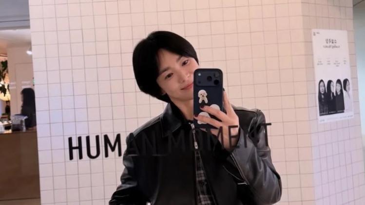 宋慧乔晒新照：黑皮衣格子裙显酷飒，对镜自拍笑容甜美