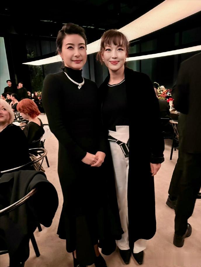 这一夜，露肩装的那英，深V领的朱珠，都输给了全裹出镜的郭晶晶