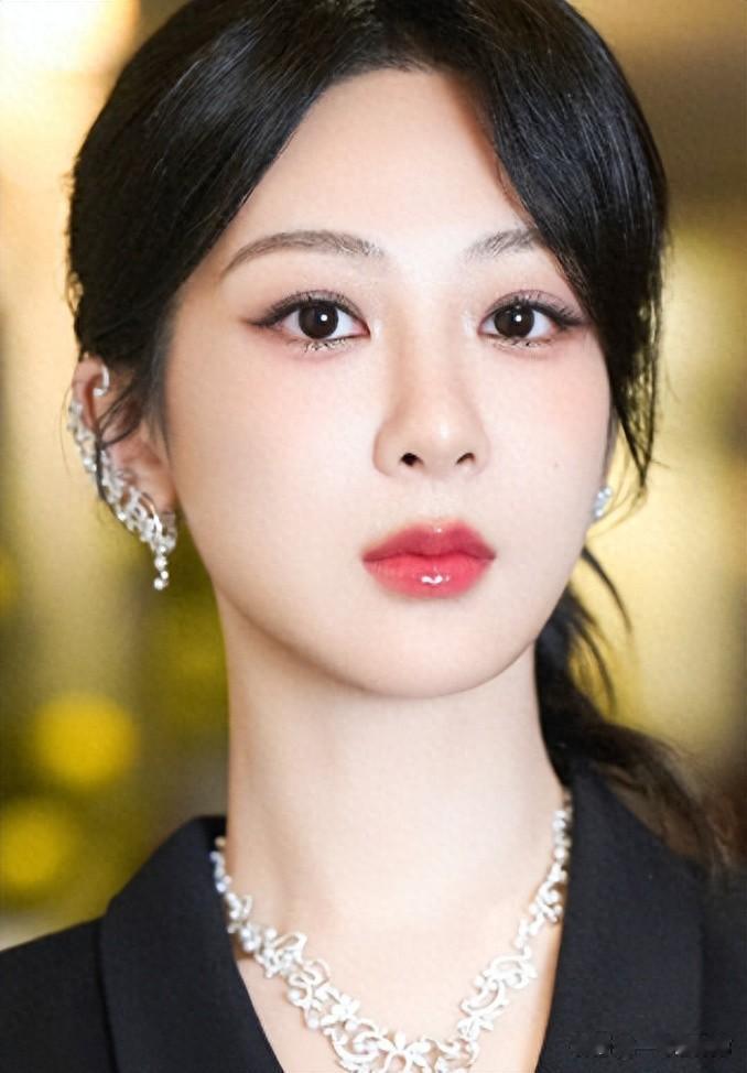 一场生日，把杨紫在内娱的地位展现的淋漓尽致，“打脸”宋丹丹