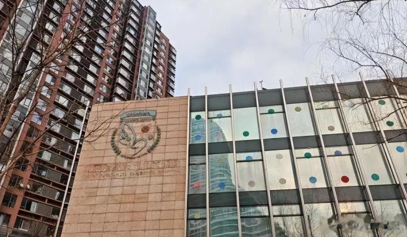 李亚鹏事件升级！房东助理揭内情，当地居民发声，恶心一幕出现了