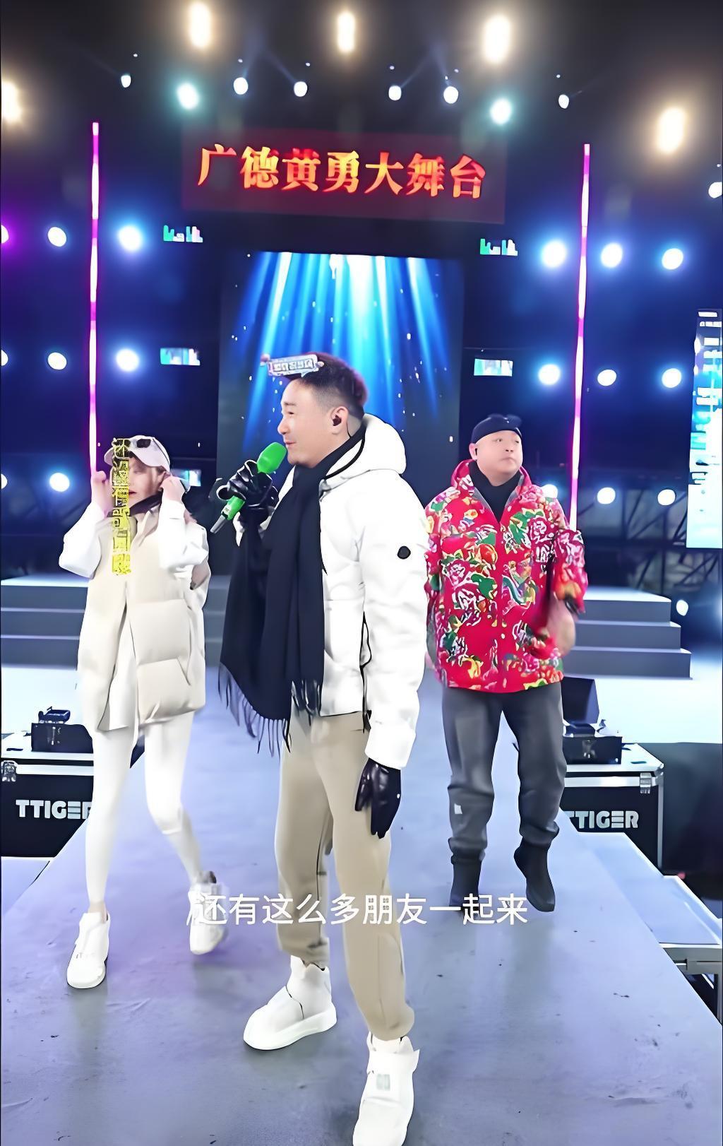 又一歌手倒下了！46岁好声音歌手黄勇突发脑溢血进ICU 结婚仅4个月