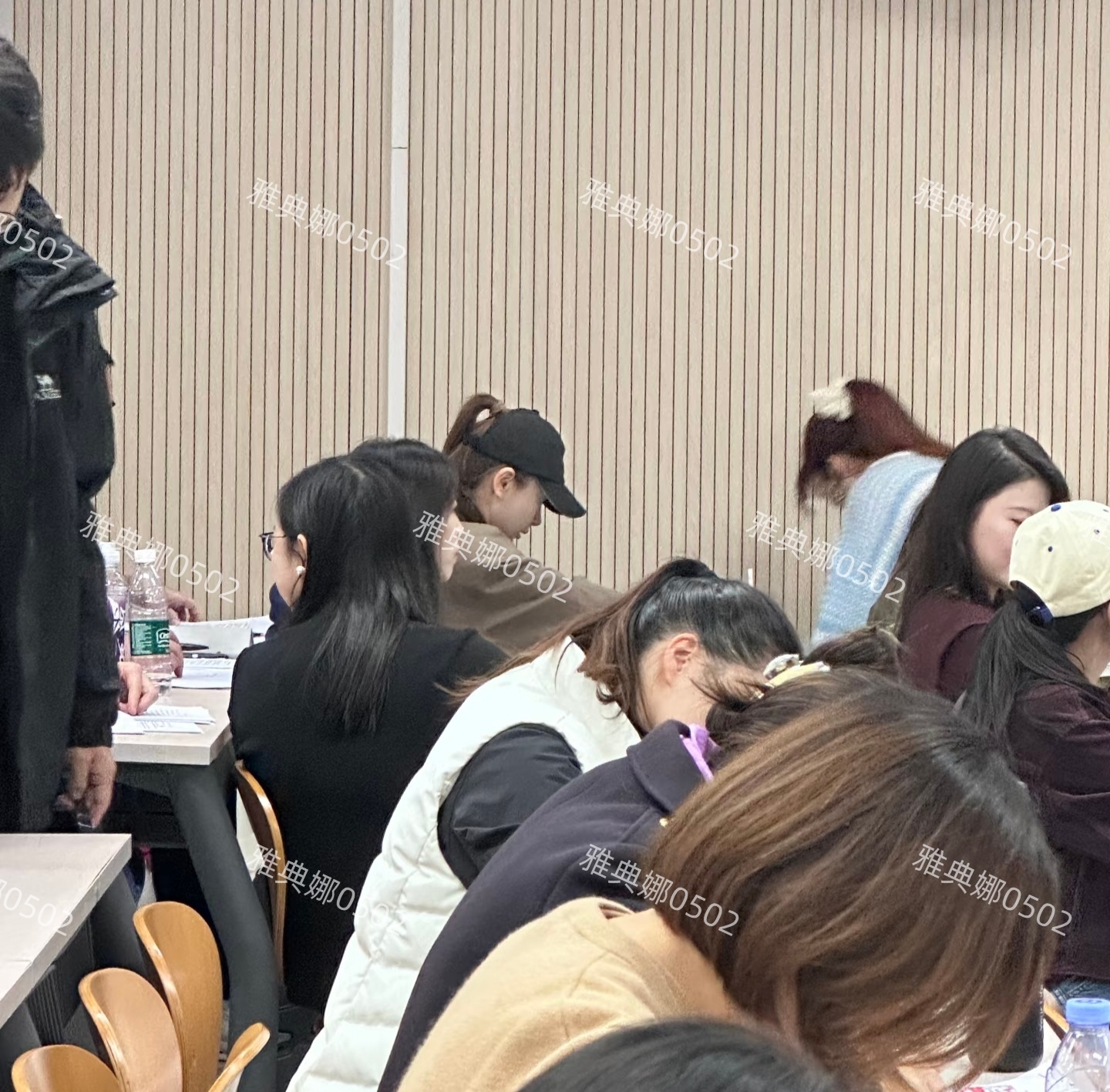 戚薇现身北大参加EMBA考试，她准备充分答题又快又稳提前交卷