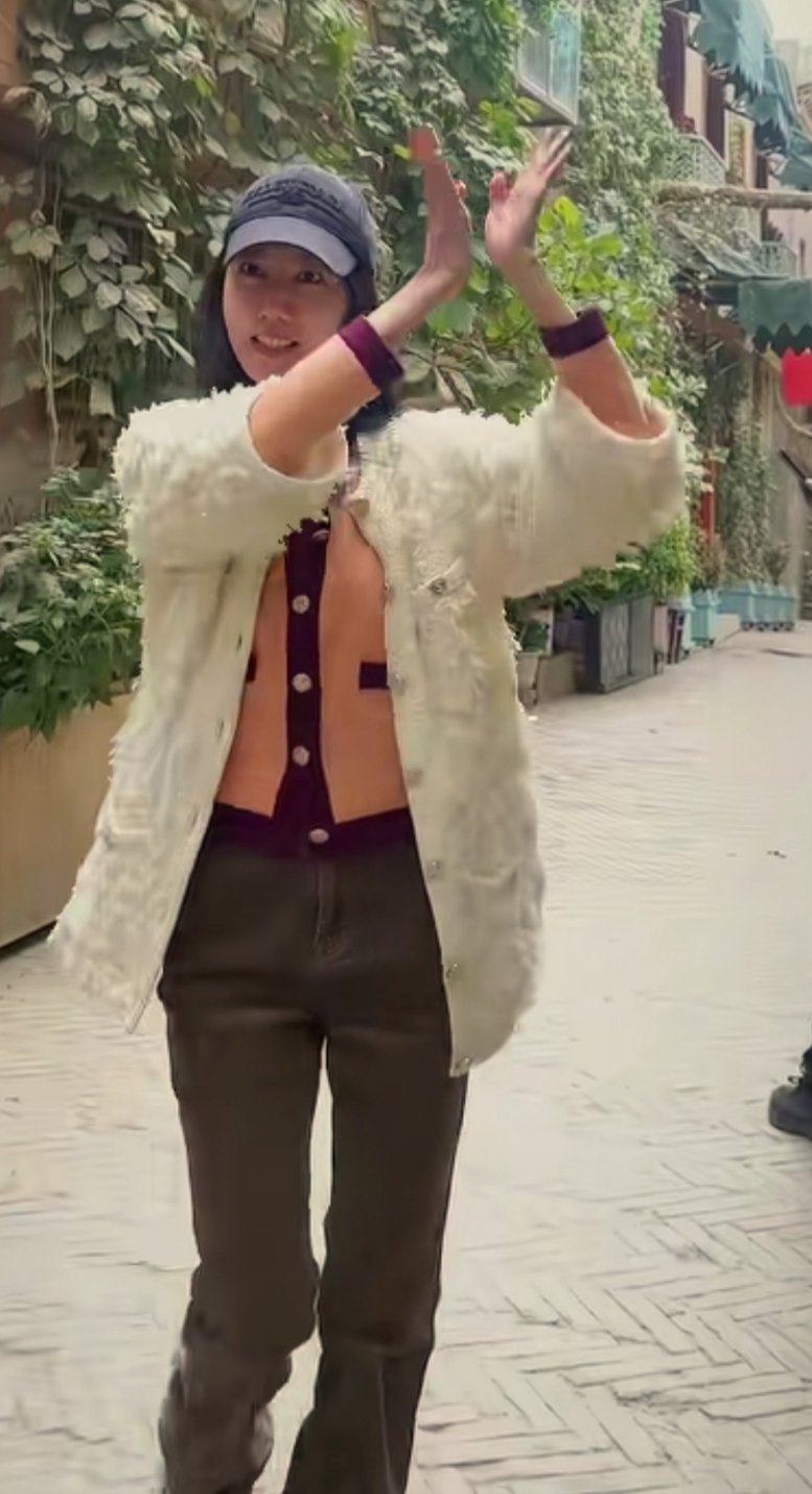 43岁高露在新疆旅游，8岁儿子可爱帅气 女儿很像妈妈，老公罕现身