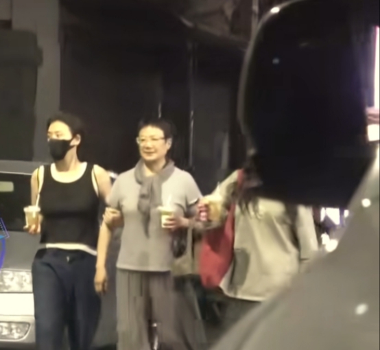 37岁马思纯素颜和母亲一起逛街显温馨，蒋文娟和蒋雯丽越来越像