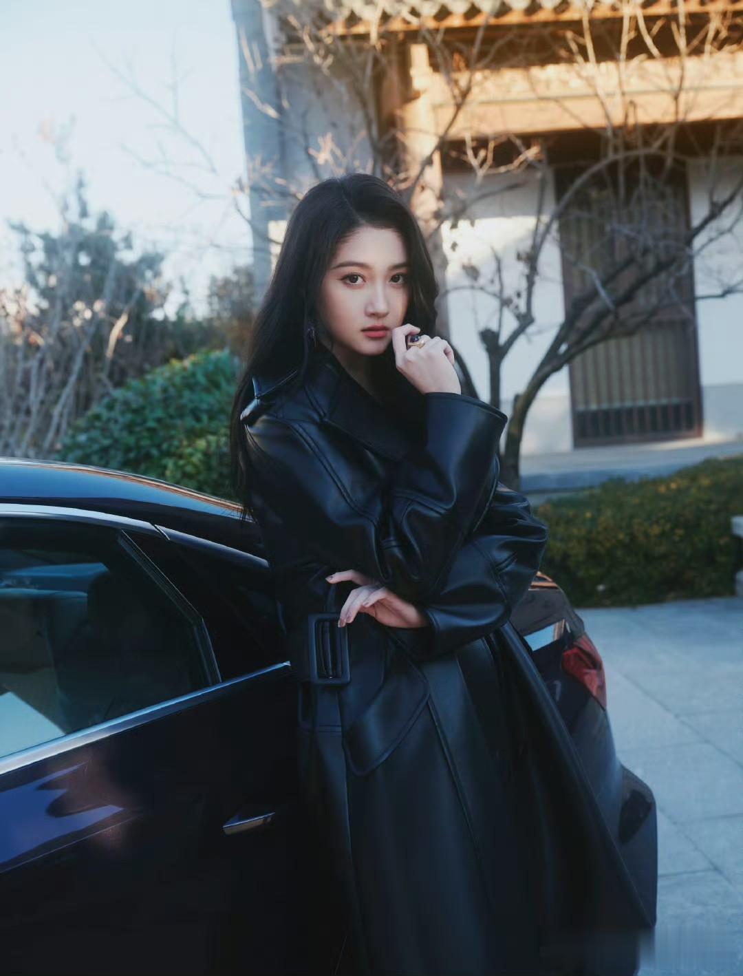 关晓彤穿搭大片：优雅掠影，率性风姿