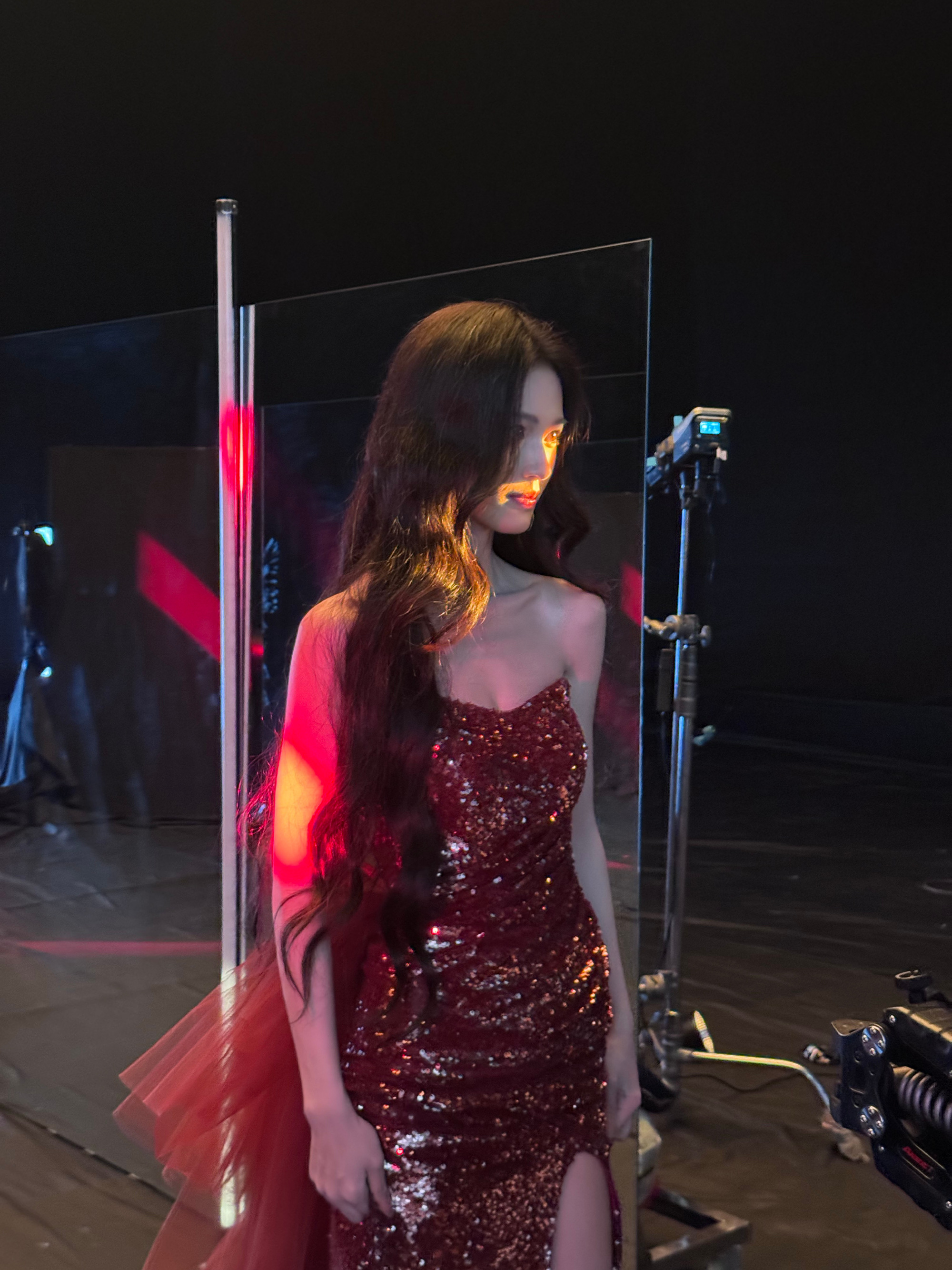 沈羽洁酒红亮片裙好绝！露背造型美到挪不开眼