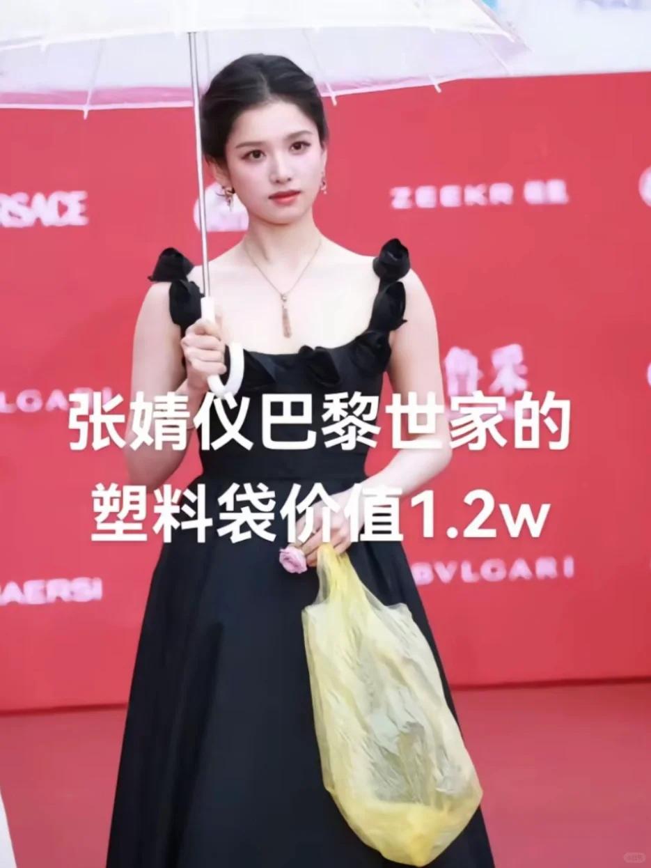 杨幂近况路透：皮肤白到扎眼瘦出“喉结”，黄色挎包被嘲有廉价感