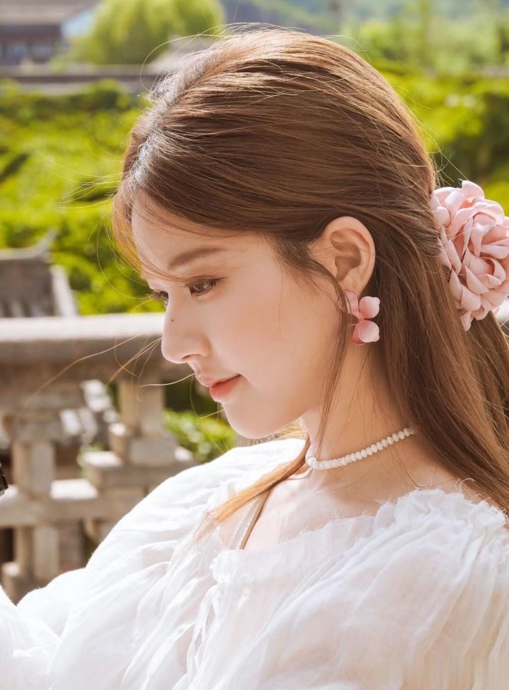 20位女明星出道前VS出道后，有人从小美到大，有人判若两人！