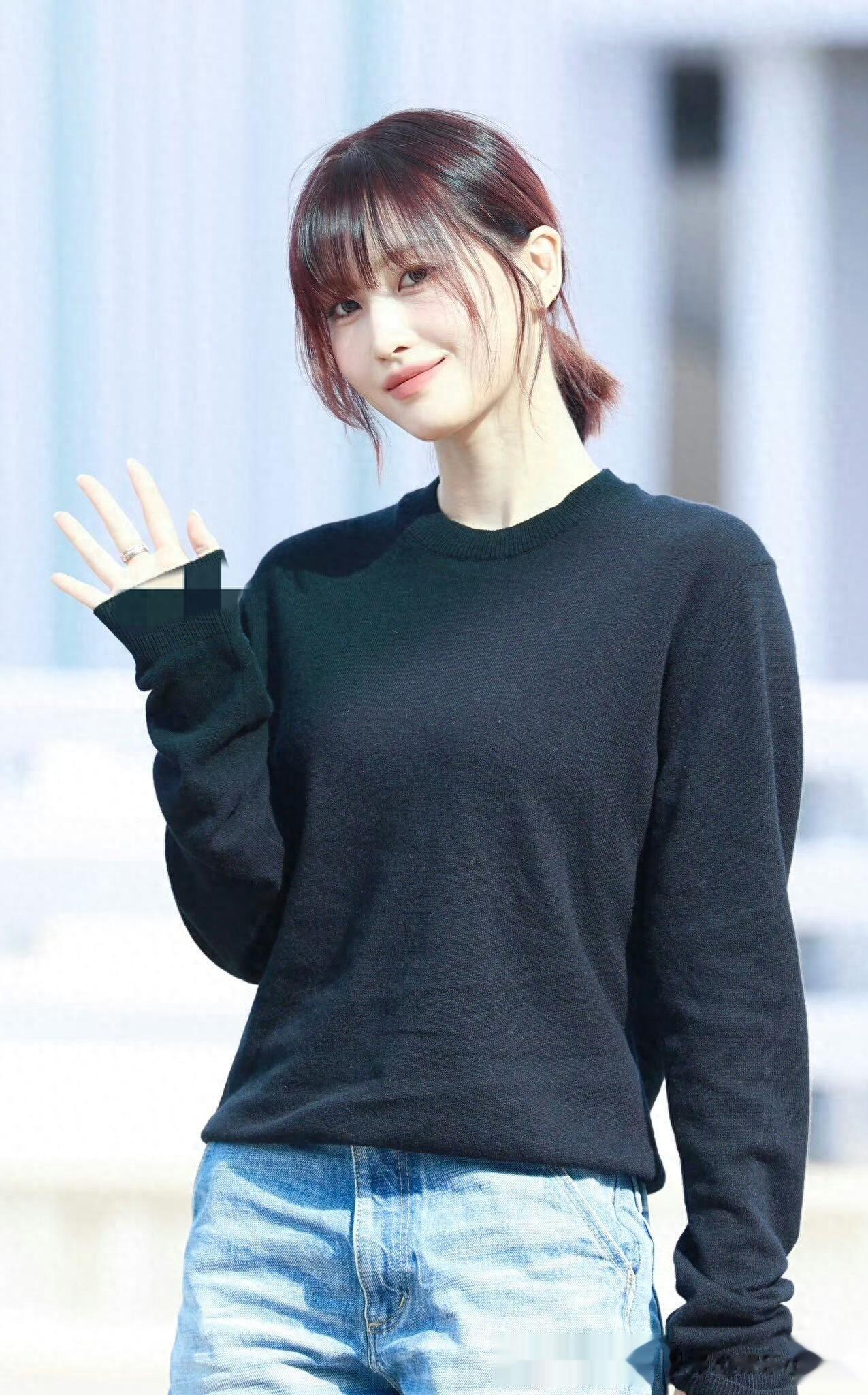 平井桃前往米兰时装周，穿黑色针织衣配牛仔裤，皮肤白皙透亮好美